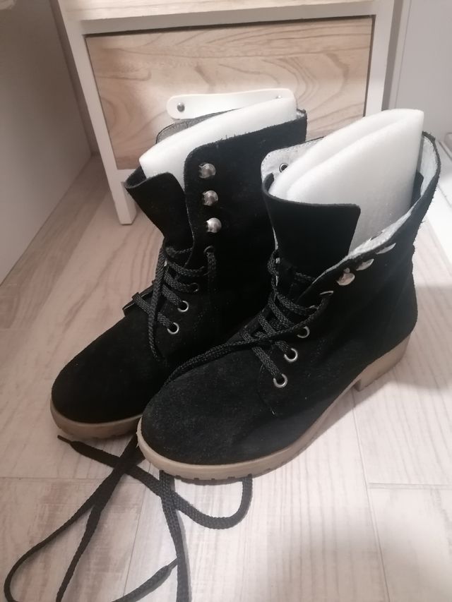 Botas negras con cordones piel