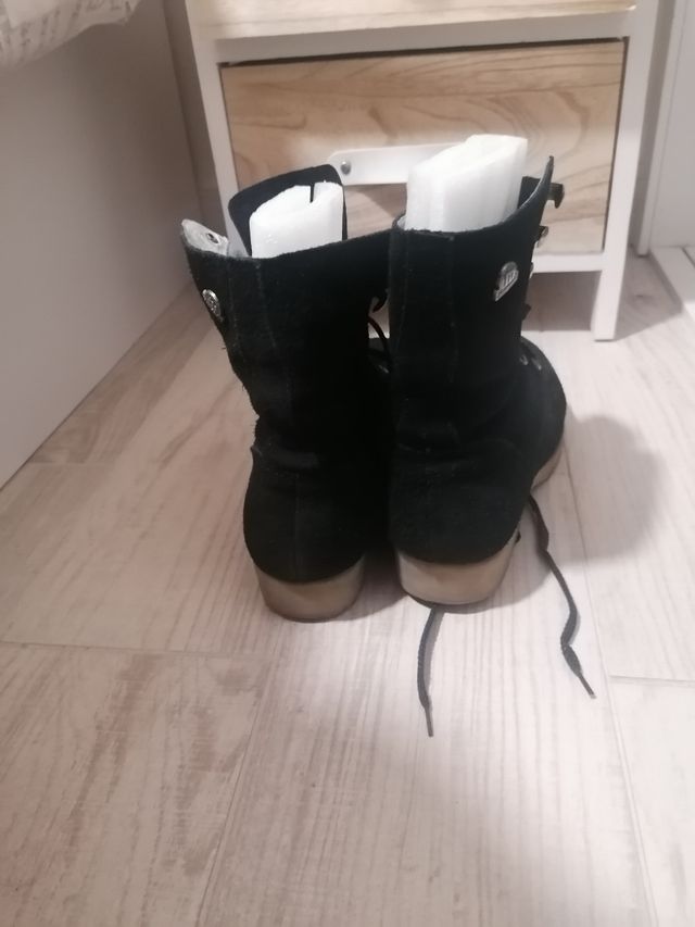 Botas negras con cordones piel