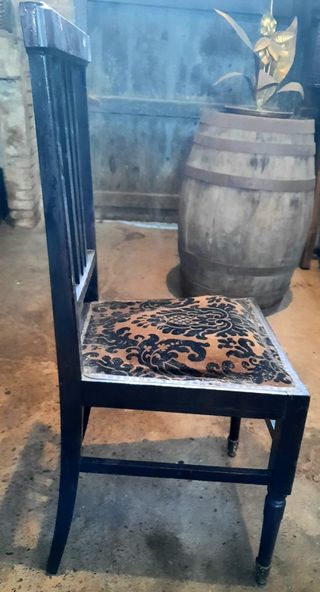 Silla de cortesia de madera.