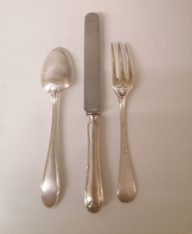 Tres cubiertos de alpaca.