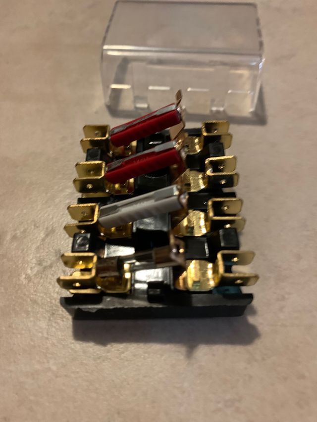 Portafubili con 4 fusibili