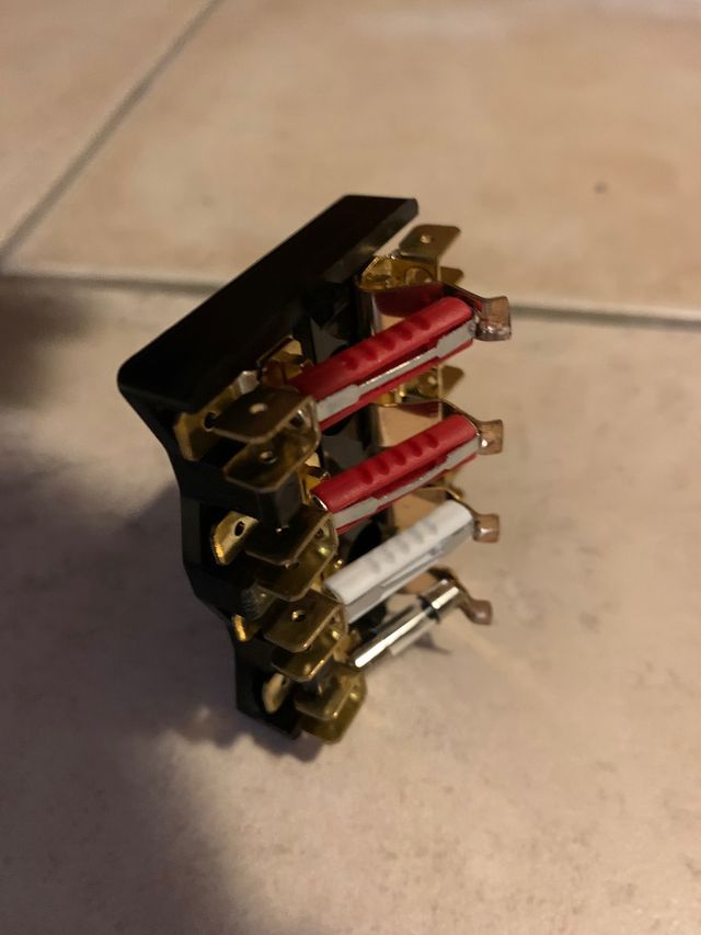 Portafubili con 4 fusibili