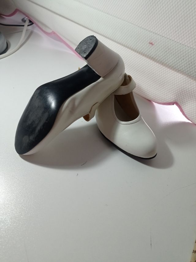 Zapatos blancos de flamenca niña talla 34
