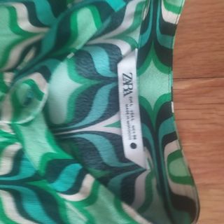 Camisa Zara sicodelia color verde, negra y crudo