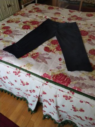 pantalón azul marino de tres cuartas