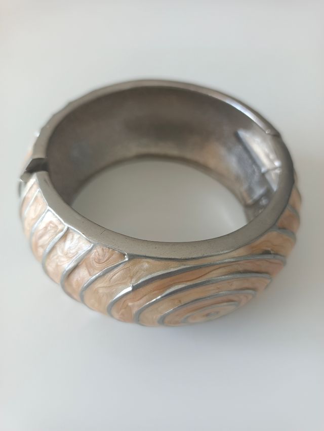 Conjunto de pendientes, pulseras y colgante