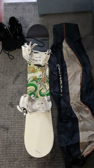 Tabla de snowboard Salomon y botas
