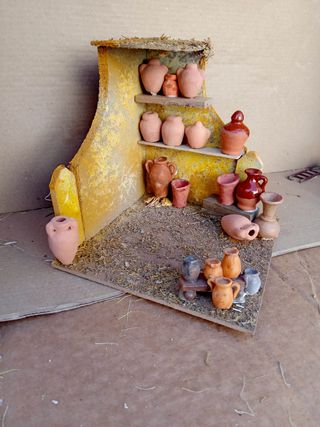 Figuras de Belén Landi Alfarero en su taller