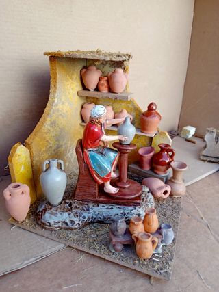 Figuras de Belén Landi Alfarero en su taller