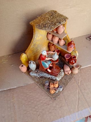 Figuras de Belén Landi Alfarero en su taller