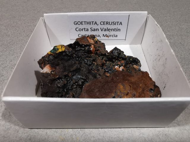 Minerali - Goethite, Cerusite