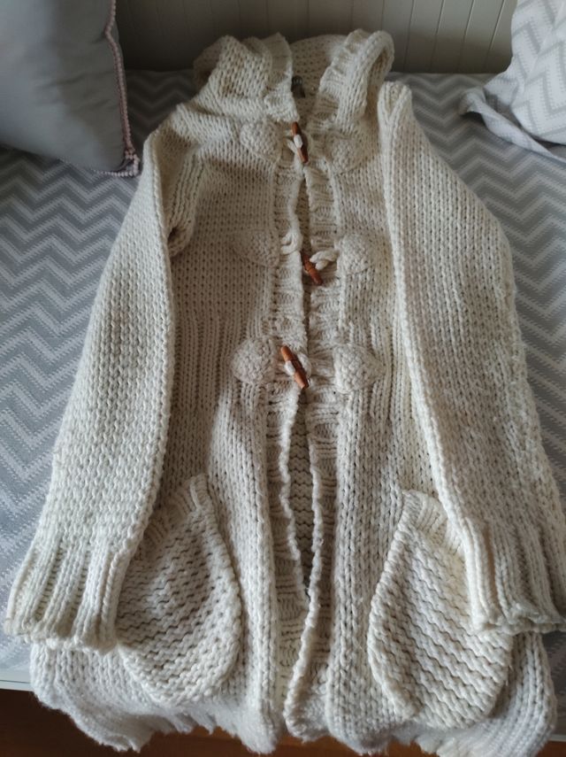 Chaqueta larga de punto gordo color marfil.