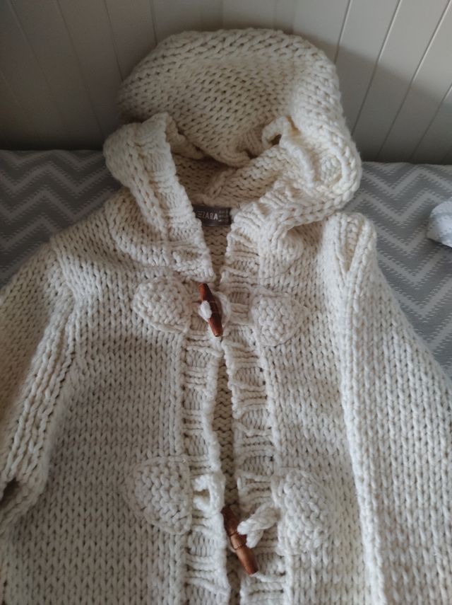 Chaqueta larga de punto gordo color marfil.