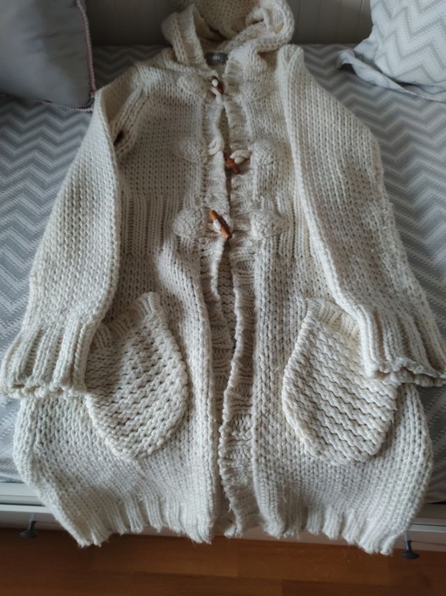 Chaqueta larga de punto gordo color marfil.