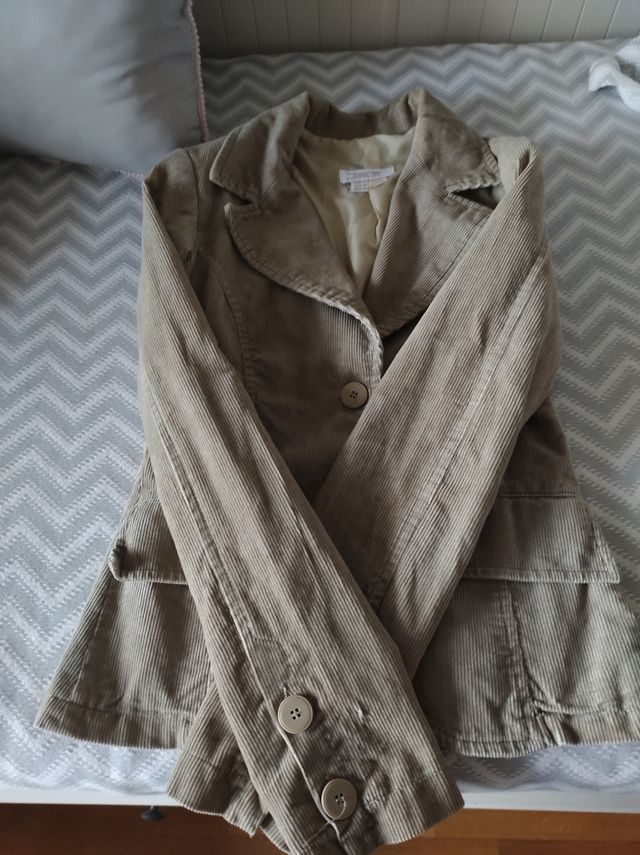 Americana de pana entallada.