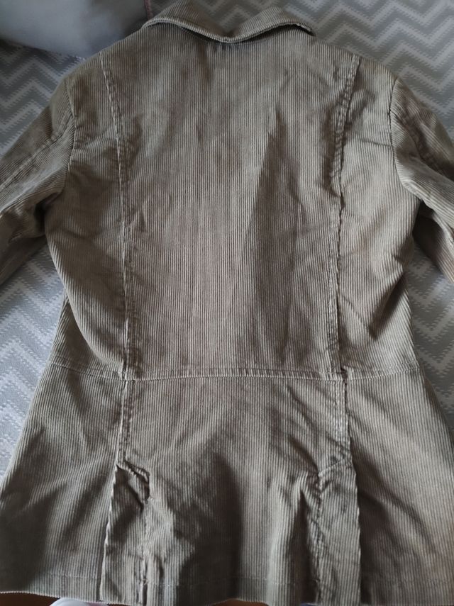 Americana de pana entallada.