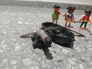 tres piratas Playmobil con barca
