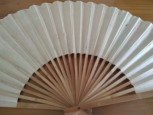 Bonito abanico grande de madera y papel