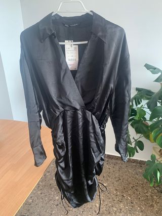 Vestido escote cruzado y falda fruncida