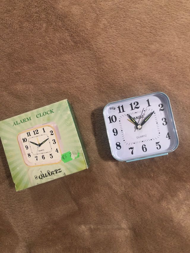 Reloj despertador con luz nuevo sin estrenar