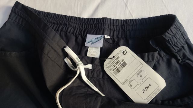 Bermuda azul marino de Mito, sin estrenar.