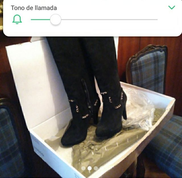 Botas altas con cadena dorada de piel . ante.