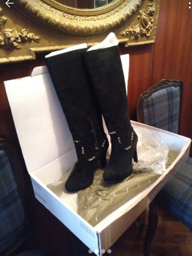 Botas altas con cadena dorada de piel . ante.