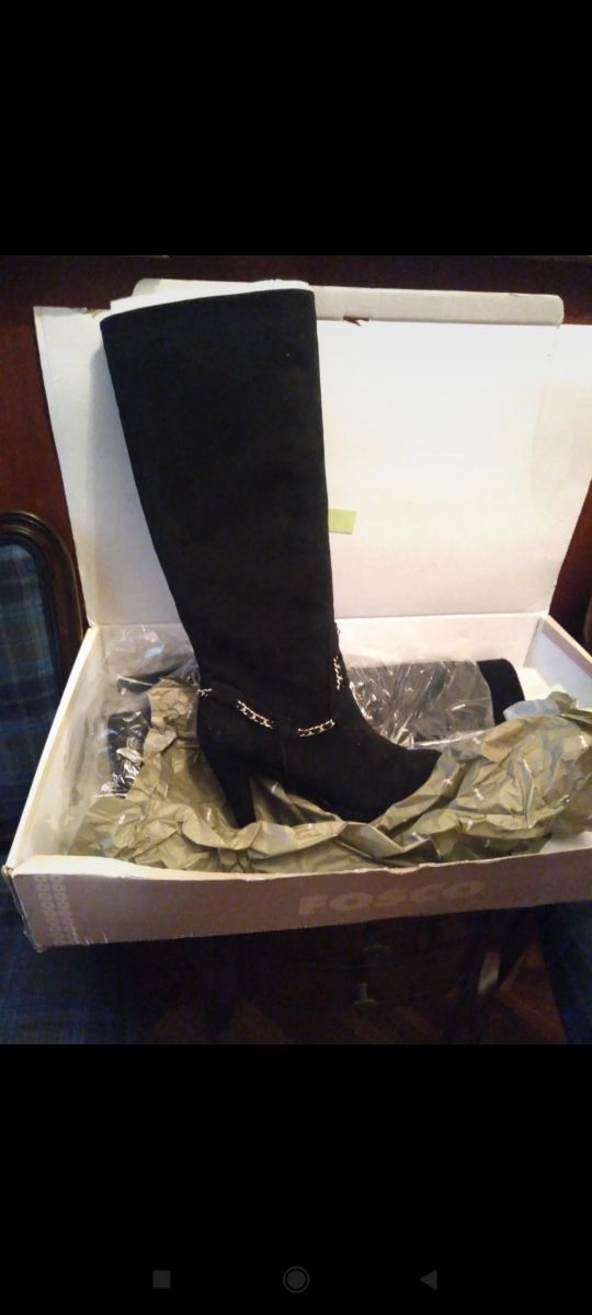 Botas altas con cadena dorada de piel . ante.