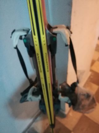 Esquís de travesía y fijaciones 