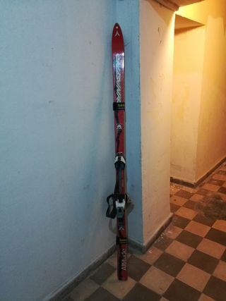 Esquís de travesía y fijaciones 