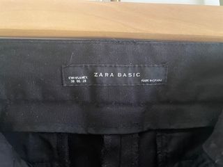 Pantalón negro de Zara