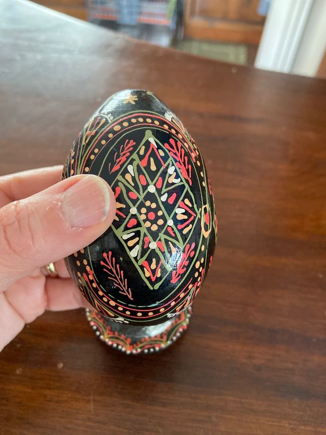 Uovo in legno dipinto a mano