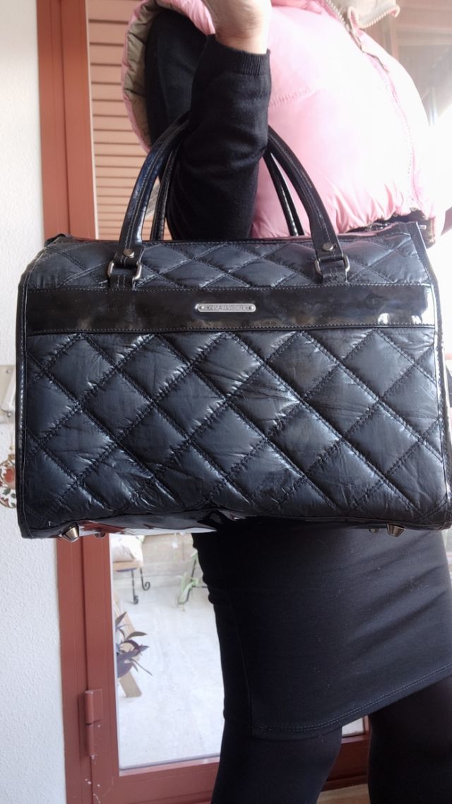 bolso acolchado y de charol