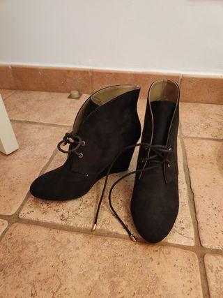 Botines de cuña de ante negro