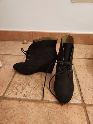 Botines de cuña de ante negro