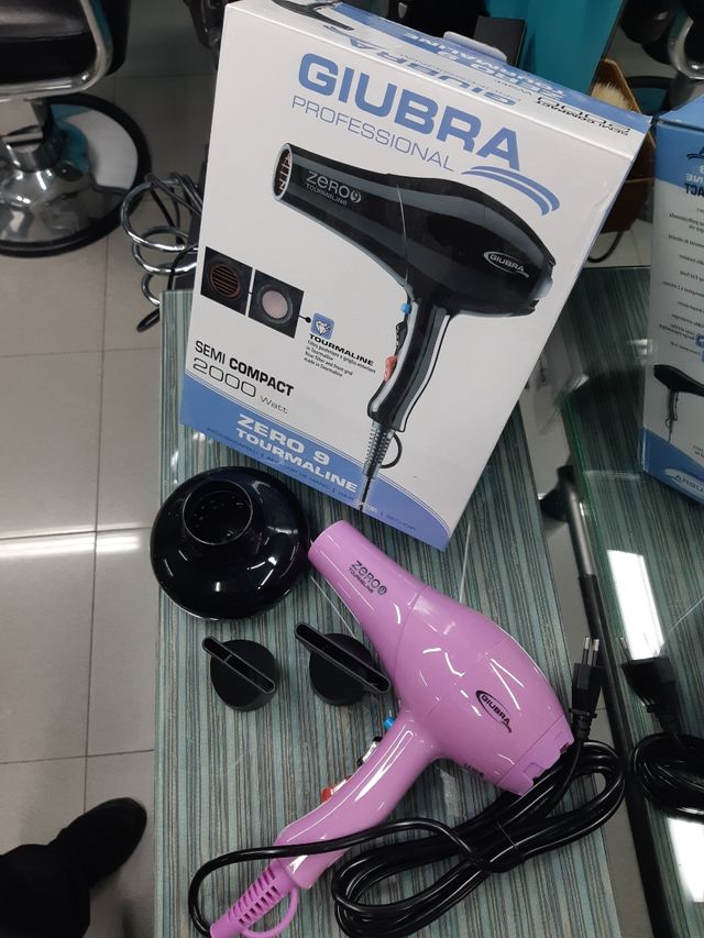 secador de pelo color rosa