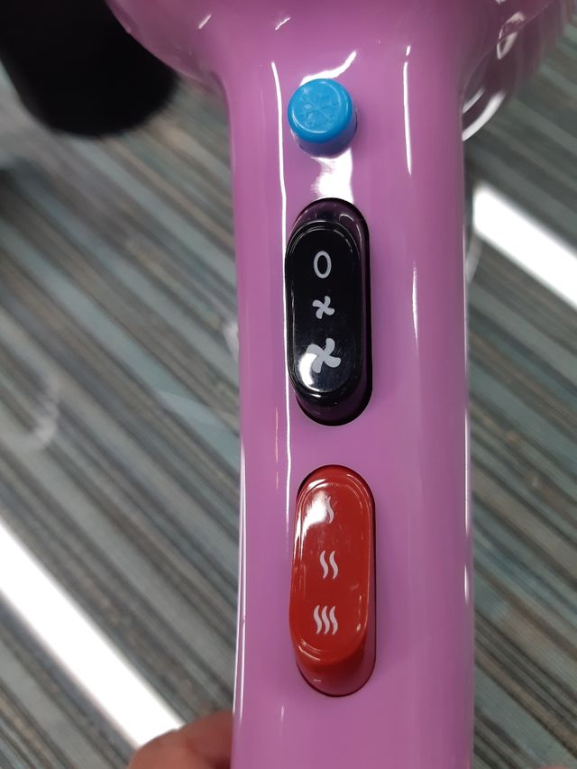 secador de pelo color rosa