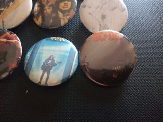 AC/DC Lote de 12 chapas 32 mm