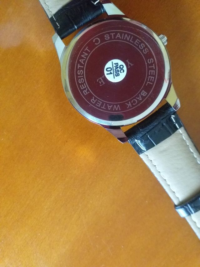 COPPIA di orologi quarzo- acciaio e resistente all