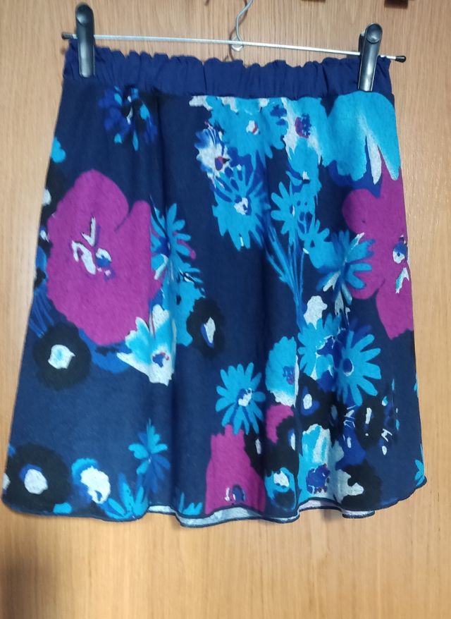 Falda estampado de flores, sin estrenar.