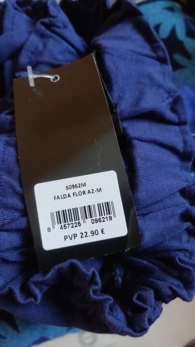 Falda estampado de flores, sin estrenar.