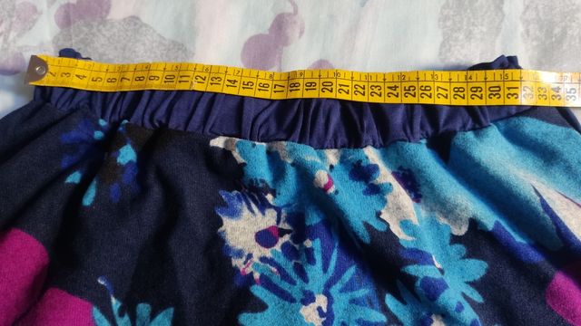 Falda estampado de flores, sin estrenar.