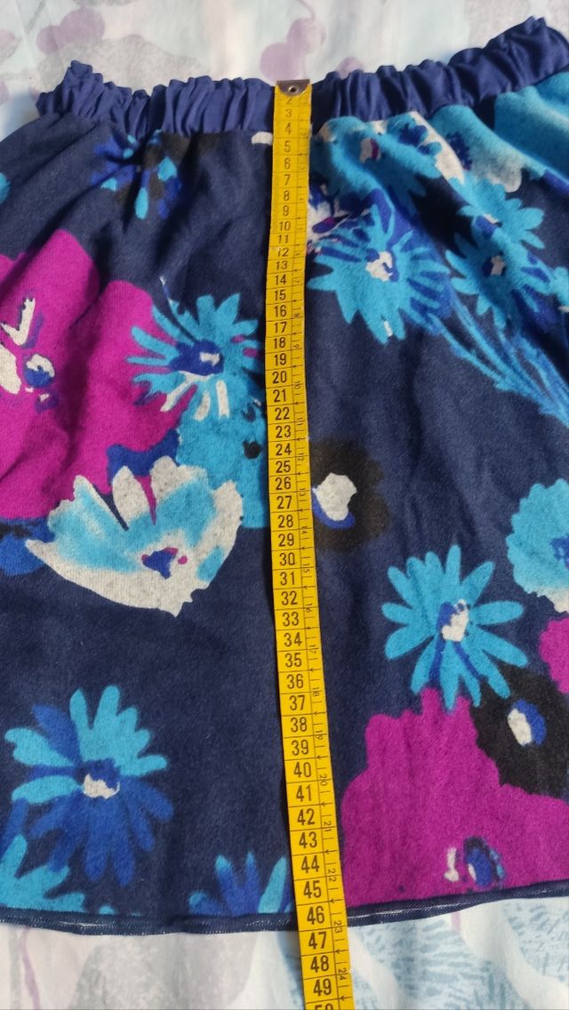 Falda estampado de flores, sin estrenar.