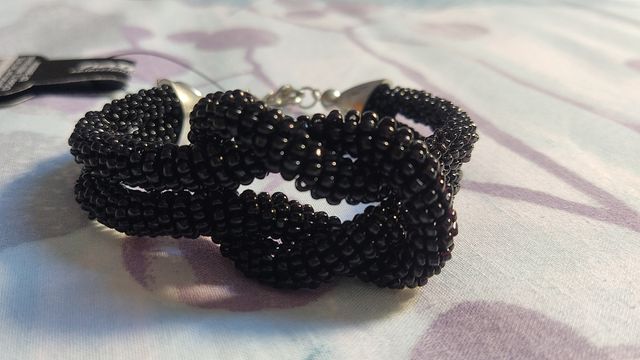 Juego de pulsera y pendientes negros, sin estrenar