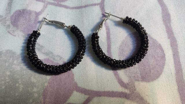 Juego de pulsera y pendientes negros, sin estrenar