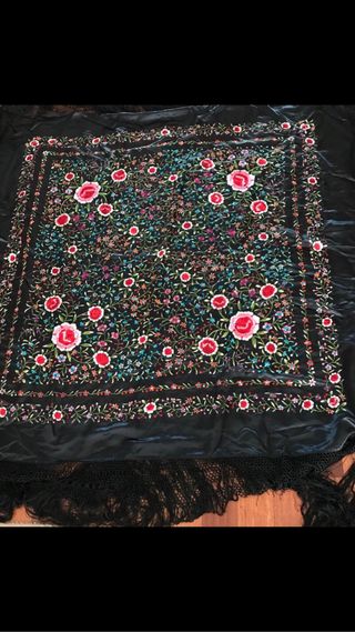 Mantón de manila bordado a mano