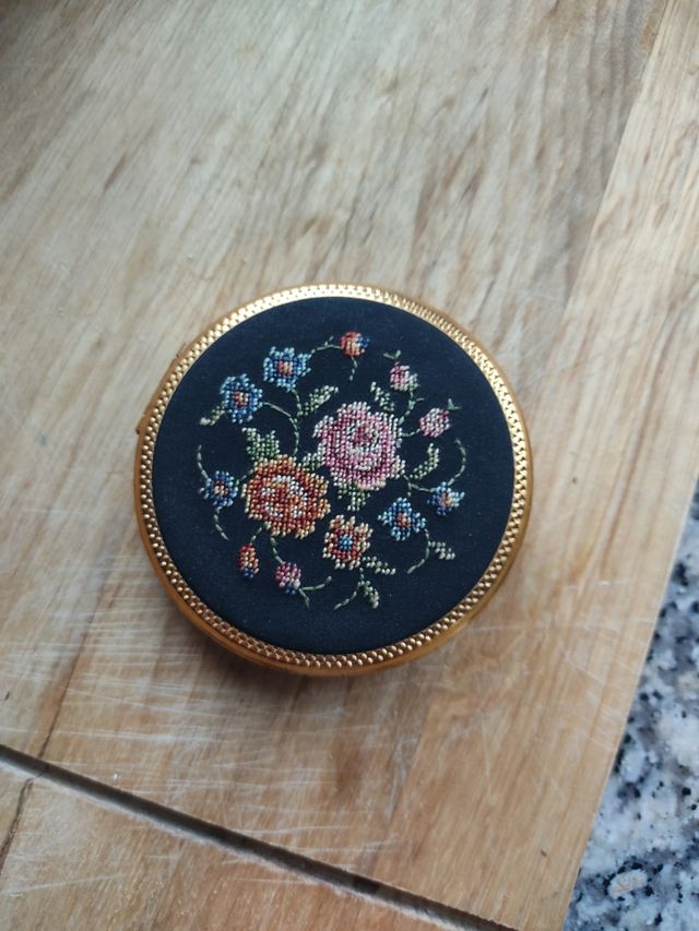 delizioso specchietto e porta cipria