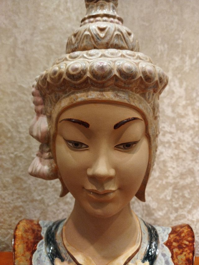 Busto Tailandesa. Cerámica Bondia