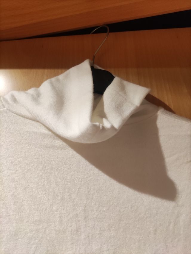 Jersey blanco cuello vuelto