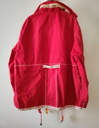 Cortavientos vintage con capucha 